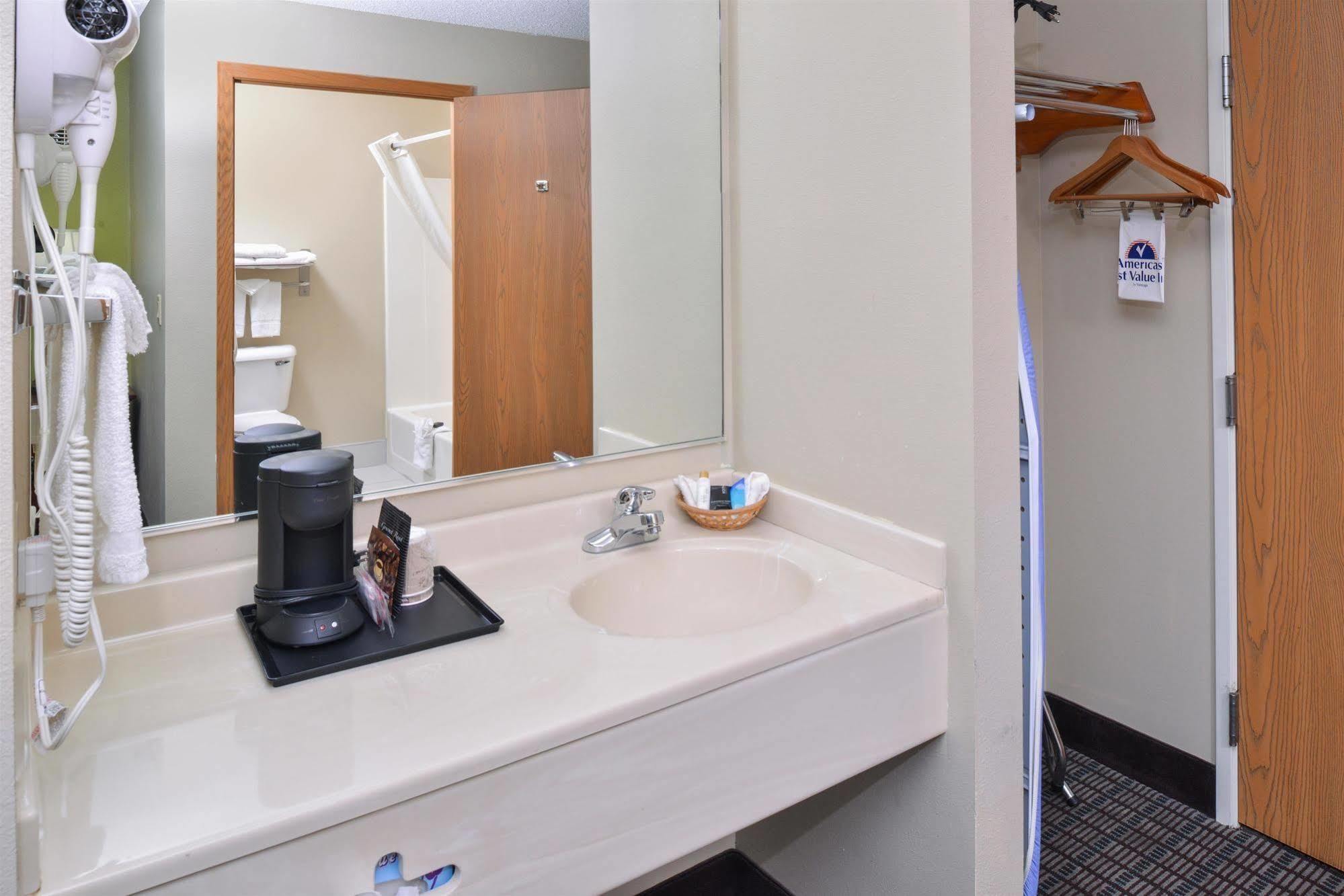 Regency Inn Geneseo Il I-80 外观 照片